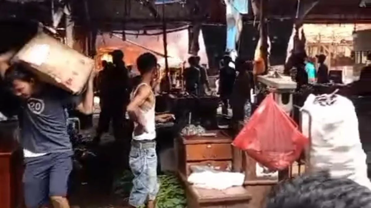 Detik-detik kobaran api melalap dua blok di Pasar Induk Kemang Bogor, Senin (1/7). (Yudha Prananda / Rekaman Layar)