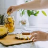 ILUSTRASI Infuse water nanas dan kelapa yang banyak manfaatnya. (freepik)