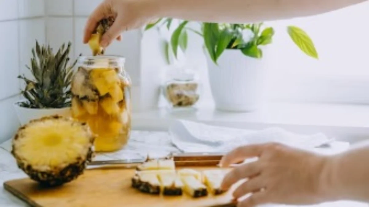 ILUSTRASI Infuse water nanas dan kelapa yang banyak manfaatnya. (freepik)