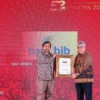 Direktur Utama bank bjb Yuddy Renaldi saat menerima Apresiasi Emiten yang diselenggarakan pada Jumat, 26 Juli 2024, di Novotel Balikpapan, Borneo Ballroom, Kalimantan Timur.