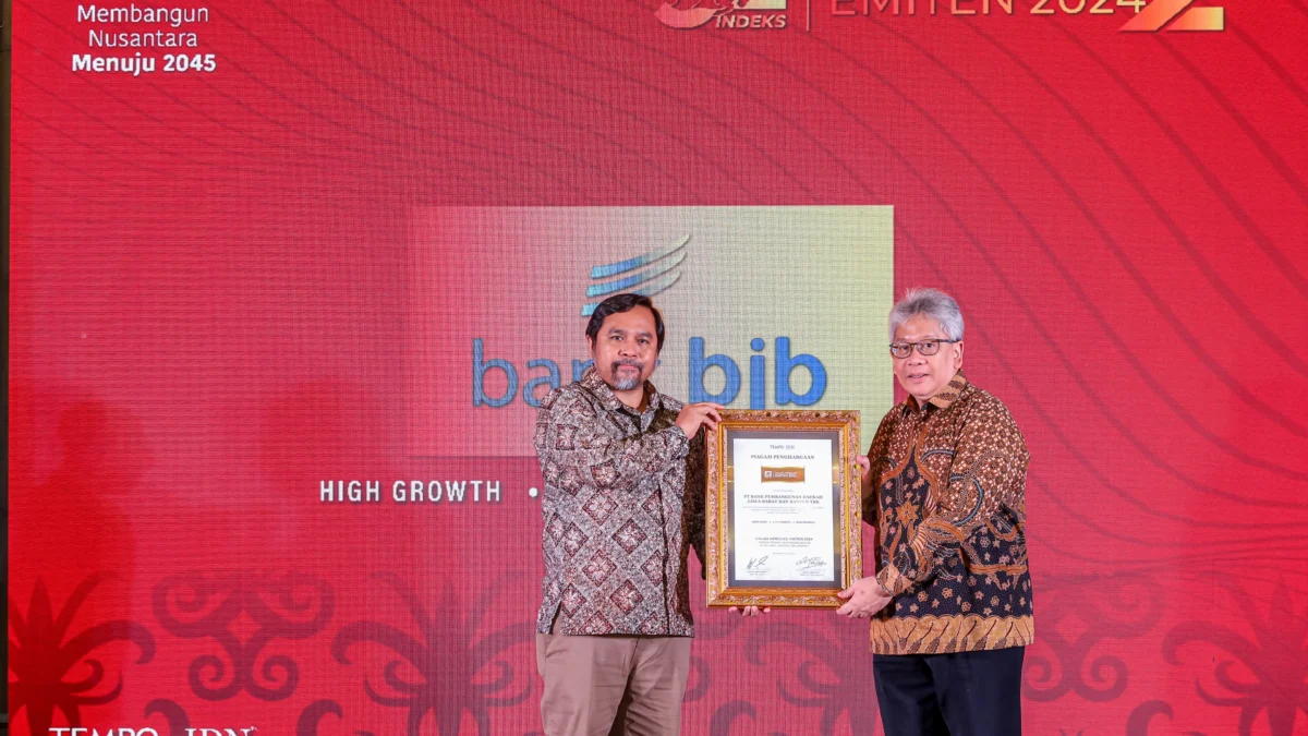 Direktur Utama bank bjb Yuddy Renaldi saat menerima Apresiasi Emiten yang diselenggarakan pada Jumat, 26 Juli 2024, di Novotel Balikpapan, Borneo Ballroom, Kalimantan Timur.