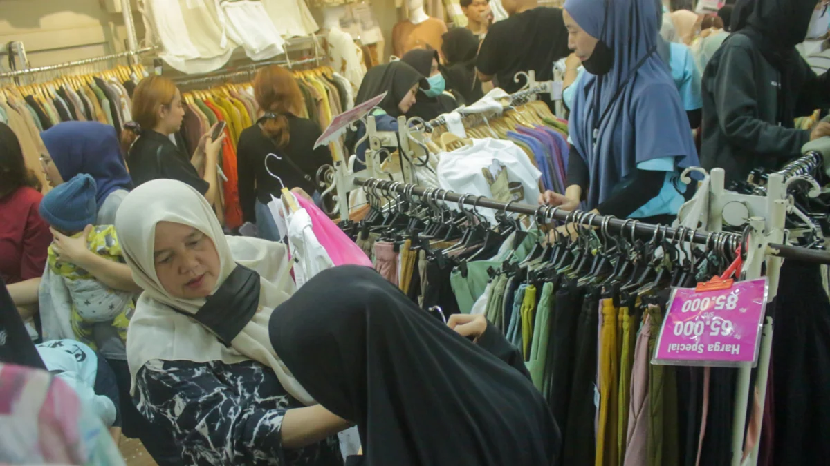 Ilustrasi kegiatan jual beli di Pasar Baru Trade Centre, Kota Bandung. (Pandu/Jabar Ekspres)