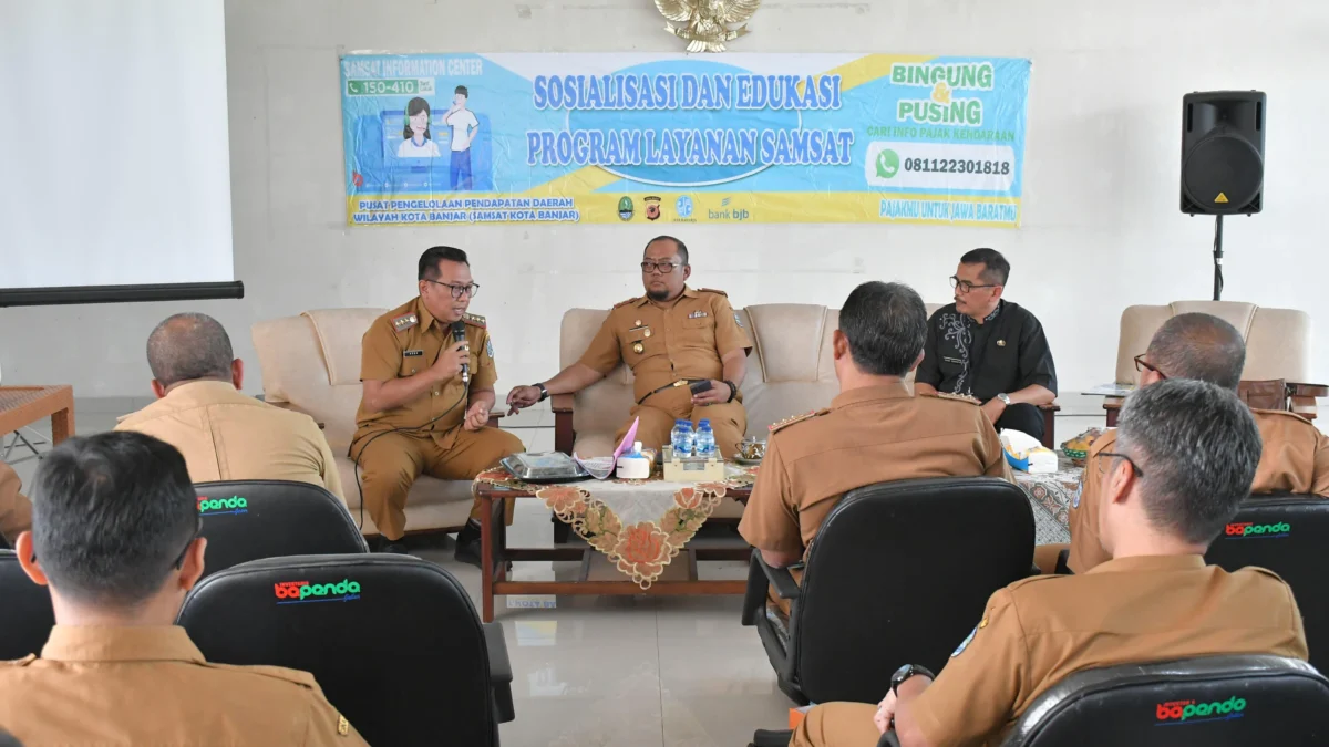 Kepala Pusat Pengelolaan Pendapatan Daerah Wilayah Kota Banjar, Benny Suranata (kanan) bersama Sekda Kota Banjar Soni Harison, dan Kepala BPKPD Banjar Asep Mulyana dalam sosialisasi program layanan Samsat, Senin 22 Juli 2024. (Cecep Herdi/Jabar Ekspres)