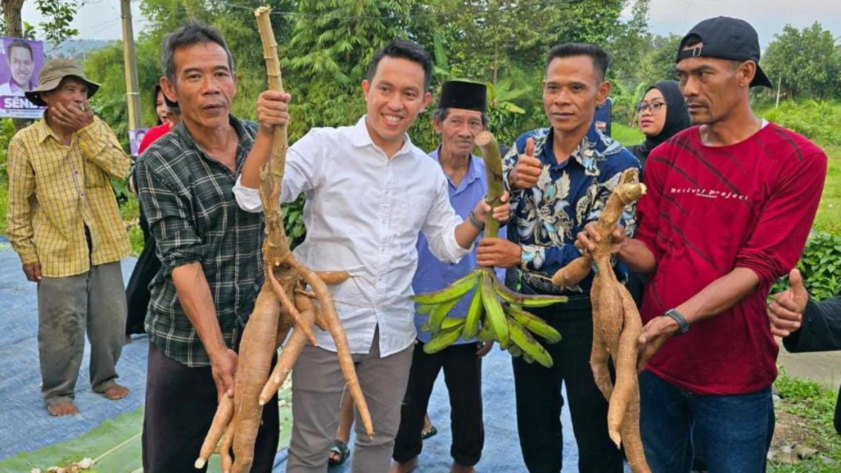 Warga Margasari, Kertamaya, Kecamatan Bogor Selatan saat memberikan oleh-oleh hasil tani kepada Sendi Fardiansyah. (Yudha Prananda / Jabar Ekspres)