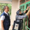 Petugas Pantarlih Kecamatan Sindangkerta, Bandung Barat saat melakukan proses Coklit di rumah warga. Foto KPU KBB