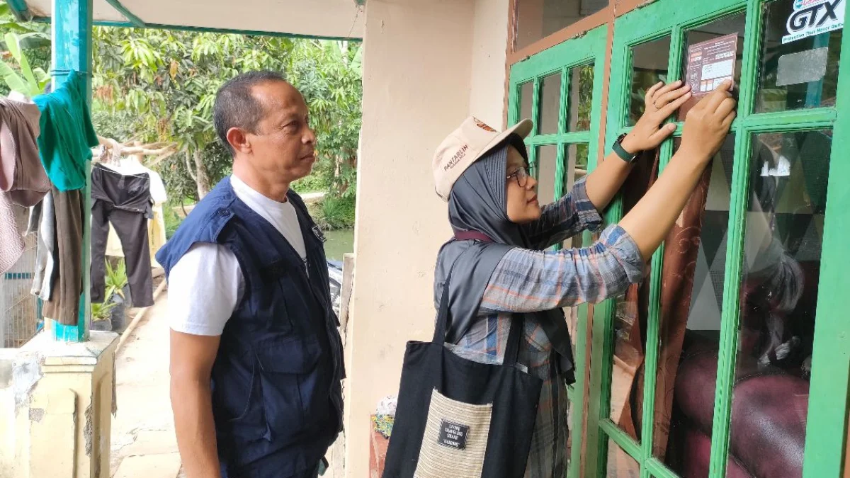 Petugas Pantarlih Kecamatan Sindangkerta, Bandung Barat saat melakukan proses Coklit di rumah warga. Foto KPU KBB