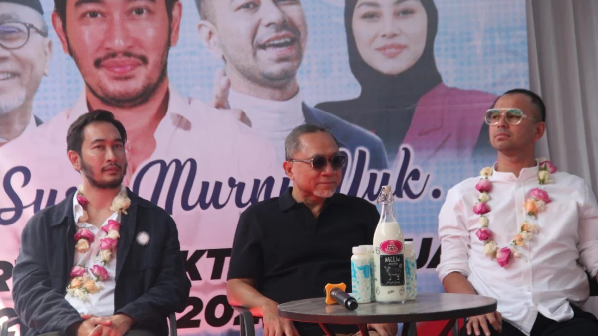 Jeje, Zulhas, dan Raffi saat menyapa warga KUD Sarwa Mukti, Kecamatan Cisarua, Bandung Barat. Sabtu (20/7). Foto Jabar Ekspres
