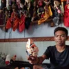 Kenalan dengan Risnandar, Seniman Muda yang Jaga Warisan Wayang Golek dari Desa Kecil hingga Mancanegara Risnandar (32) seniman muda wayang golek saat mengukir wayang pesanannya di kediamannya di Desa Cibiru Wetan, Cileunyi, Kabupaten Bandung. Foto Agi Jabar Ekspres