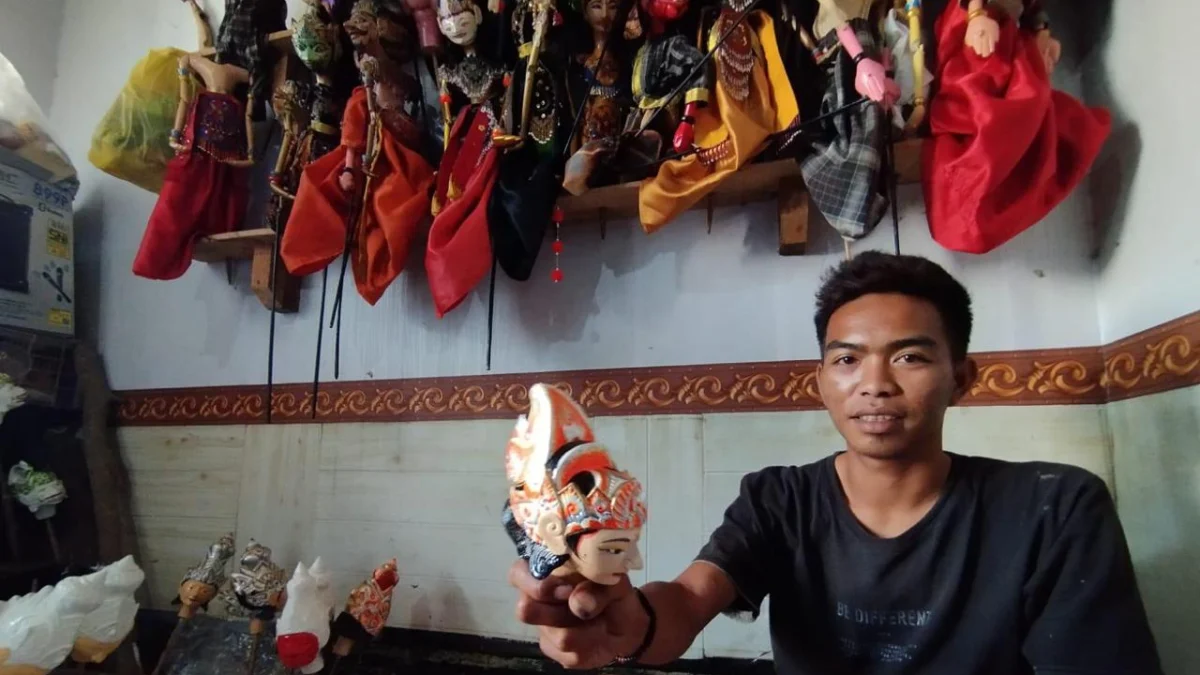 Kenalan dengan Risnandar, Seniman Muda yang Jaga Warisan Wayang Golek dari Desa Kecil hingga Mancanegara Risnandar (32) seniman muda wayang golek saat mengukir wayang pesanannya di kediamannya di Desa Cibiru Wetan, Cileunyi, Kabupaten Bandung. Foto Agi Jabar Ekspres