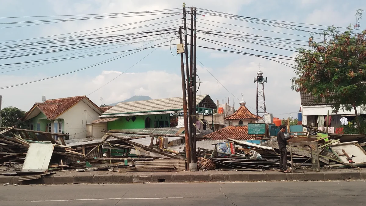 Tak Kantongi Izin hingga Rusak Estetika, Kios Liar di Sumedang Ditertibakan Petugas Seorang pria tengah membereskan puing-puing bangunan kios usai dibongkar Satpol PP Kabupaten Sumedang, karena berdiri tak punya izin di pinggir ruas Jalan Raya Bandung-Garut. (Yanuar/Jabar Ekspres)