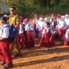 Puluhan siswa SDN 1 Babakan Talang saat menggelar KBM di lapang sepak bola Gombong, Desa Cibedug, Kecamatan Rongga, KBB. Senin (15/7). Foto istimewa