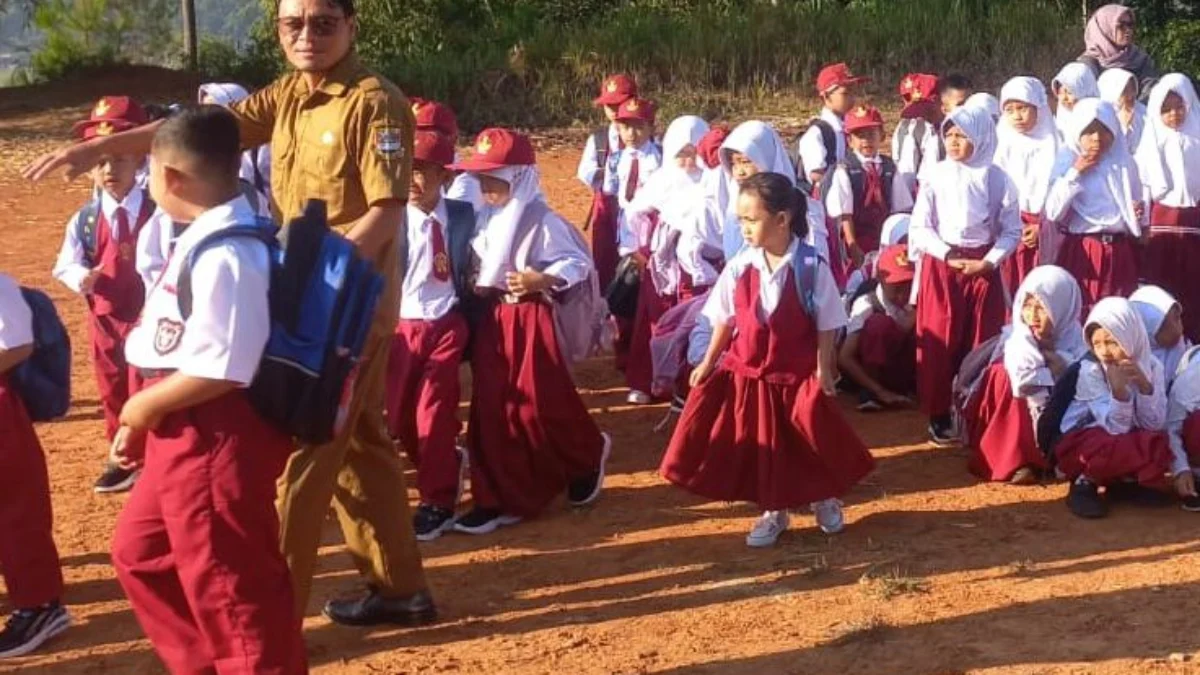 Puluhan siswa SDN 1 Babakan Talang saat menggelar KBM di lapang sepak bola Gombong, Desa Cibedug, Kecamatan Rongga, KBB. Senin (15/7). Foto istimewa