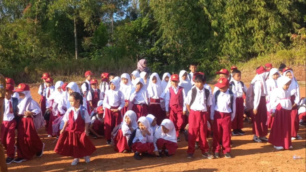 Bangunan SDN 1 Babakan Talang KBB Ambruk, Murid Terpaksa Belajar di Lapang Sepak Bola Puluhan siswa SDN 1 Babakan Talang, Desa Cibedug, Kecmatan Rongga, KBB terpaksa gelar KBM di lapangan sepak bola. Senin (15/7). Foto istimewa (Desa Cibedug)