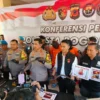 Kapolresta Bogor Kota, Kombes Pol Bismo Teguh Prakoso bersama jajaran saat menunjukkan sejumlah barang bukti. (Yudha Prananda / Jabar Ekspres)