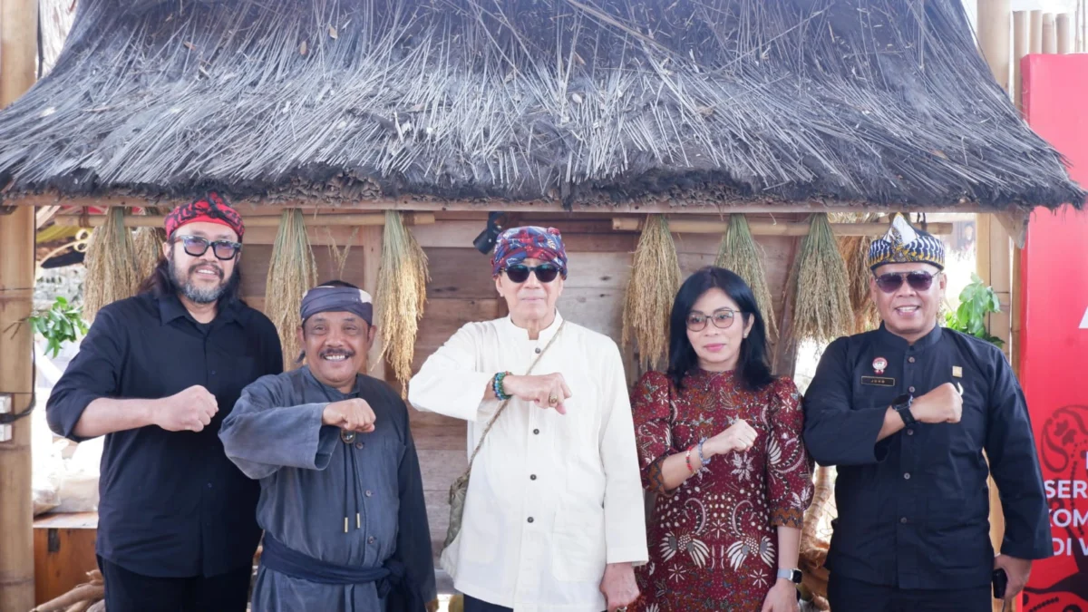 Ketua DPD PDI Perjuangan Jabar Ono Surono saat menghadiri acara penganugrahan adat Sunda kepada Yasonna Laoly di Alam Santosa Ekowisata dan Budaya, Pasir Impun Kabupaten Bandung, Selasa (23/7).