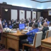 ekda Jabar Herman Suryatman dalam rapat koordinasi dengan para Asisten Pemerintahan dan Kesejahteraan Rakyat, Biro Organisasi Provinsi Jabar serta 27 pemda kabupaten dan kota di Gedung Sate, Kota Bandung, Rabu (17/7/2024).(Foto: Biro Adpim Jabar)