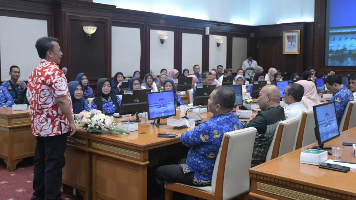ekda Jabar Herman Suryatman dalam rapat koordinasi dengan para Asisten Pemerintahan dan Kesejahteraan Rakyat, Biro Organisasi Provinsi Jabar serta 27 pemda kabupaten dan kota di Gedung Sate, Kota Bandung, Rabu (17/7/2024).(Foto: Biro Adpim Jabar)