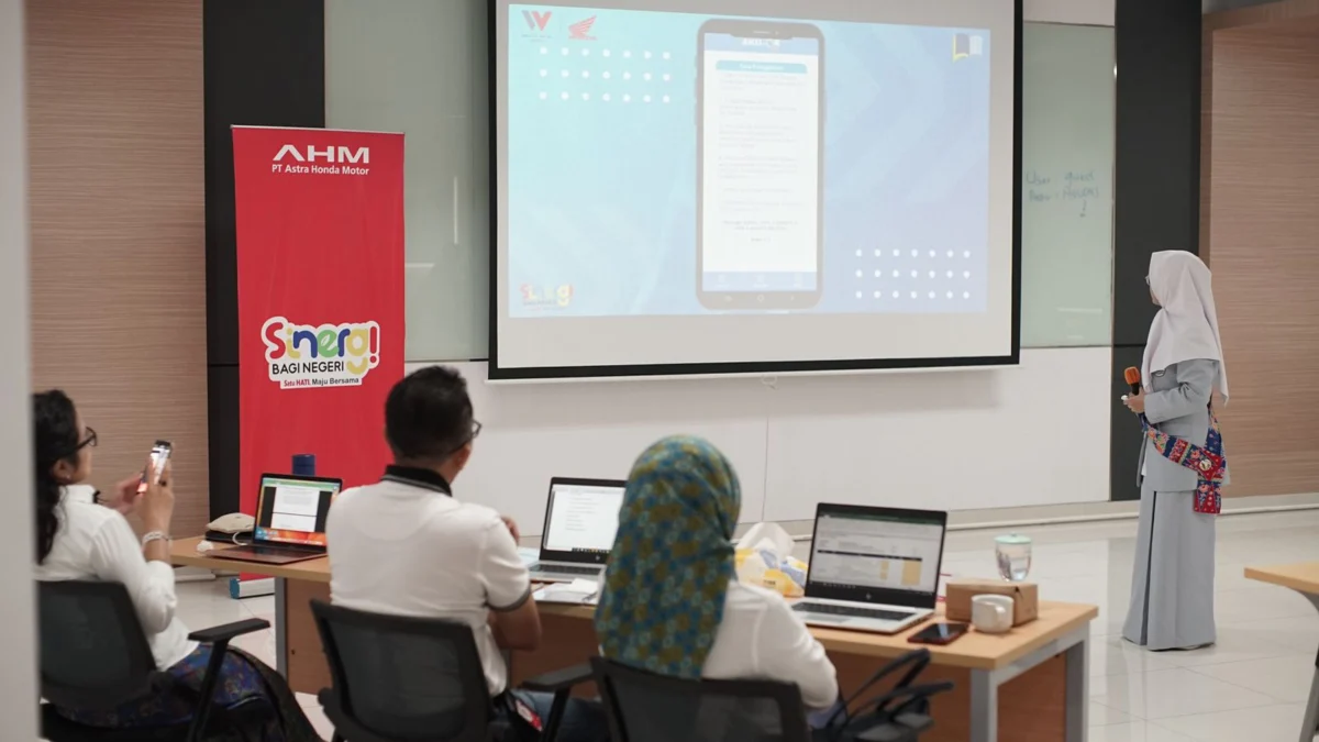 AHM_BestStudent_01 & 02: Para peserta AHM Best Student sedang memaparkan karya inovasinya di hadapan dewan juri dalam kegiatan seleksi tingkat Nasional AHM Best Student 2023.