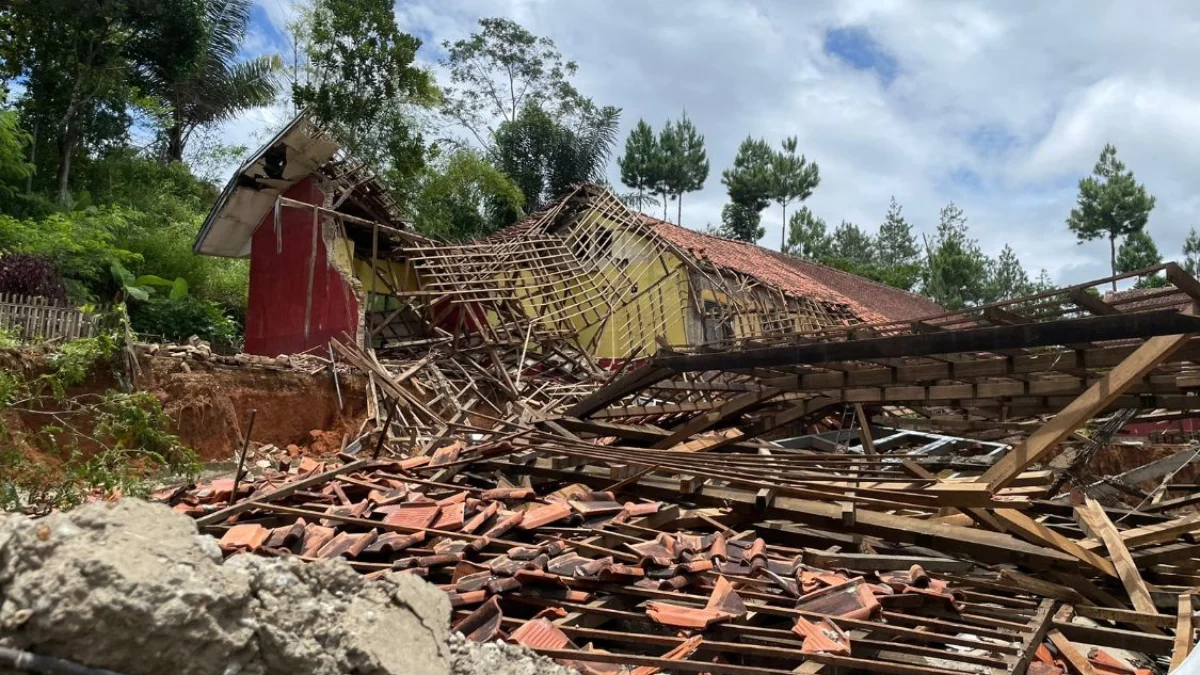 Bangun Kembali SDN 1 Babakan Talang, Disdik KBB Tunggu Kajian Tim Geologi Kondisi SDN 1 Babakan Talang hancur seusai dilanda bencana pergerakan tanah, pada Februari 2024 lalu. Foto Jabar Ekspres/wit