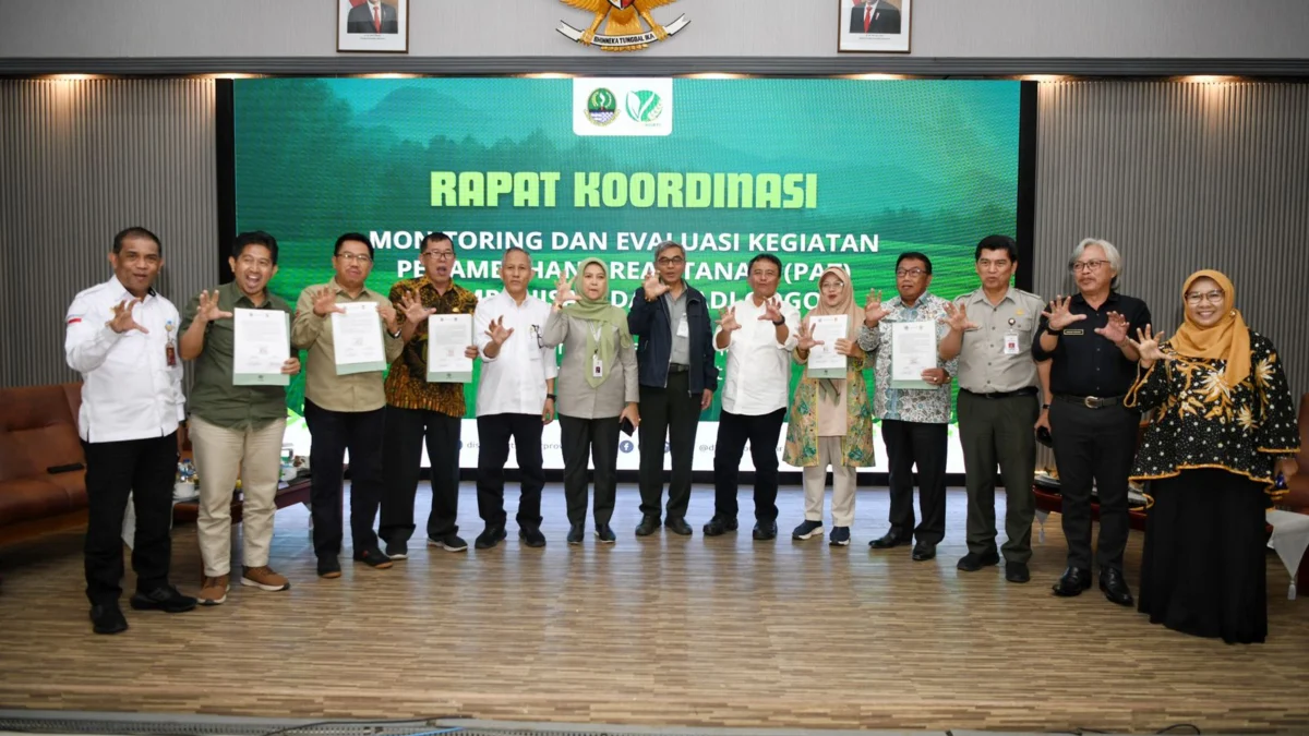 Sekda Jabar Herman Suryatman saat rapat evaluasi dengan Irjen Kementan RI di Dinas Tanaman Pangan dan Hortikultura Provinsi Jawa Barat, Kota Bandung, Kamis (4/7/2024) (Rizalfs/Dokpim Jabar)