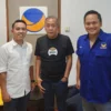 Ketua DPD Partai NasDem Kota Bogor, Benninu Argoebie (Pojok Kanan) bersama Bacawalkot Bogor, Sendi Fardiansyah (Pojok Kiri) . (Yudha Prananda / Jabar Ekspres)