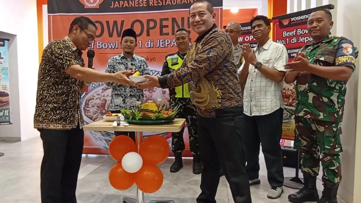 Senior Activation Menager Marketing, Yoshinoya Zuhdan Kamal saat peresmian Yoshinoya Restoran Beef Bowl No 1 di Jepang di Kota Cimahi, Kamis 18 Juli 2024.