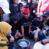 Ketua DPD PDI Perjuangan Jabar Ono Surono bersama rombongan pemain sinetron Preman Pensiun mengunjungi Pasar Kaget Baleendah, Kabupaten Bandung, Minggu (21/7).