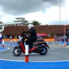 Sesi praktek bersama seluruh peserta di area Zona Praktek Safety Riding Lab, SMK Negeri 4 Tasikmalaya.