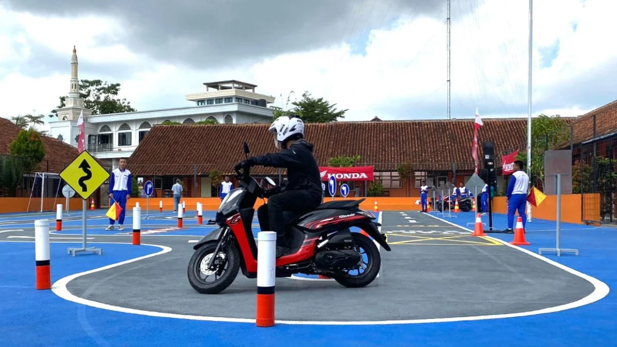 Sesi praktek bersama seluruh peserta di area Zona Praktek Safety Riding Lab, SMK Negeri 4 Tasikmalaya.