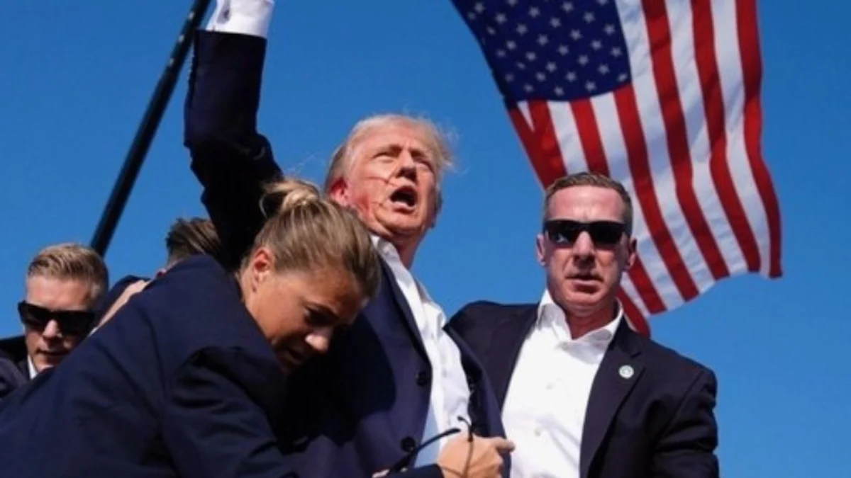 Donald Trump: Saya Ditembak Dengan Peluru yang Menembus Bagian Atas Telinga Kanan Saya Donald Trump : Saya Ditembak Dengan Peluru yang Menembus Bagian Atas Telinga Kanan Saya