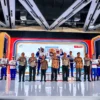 Kasubditwal dan PJR Ditgakkum Korlantas Polri berfoto bersama selepas memberikan hadiah bagi para pemenang The 15th Astra Honda Safety Riding Instructor Competition di Deltamas (4/7)