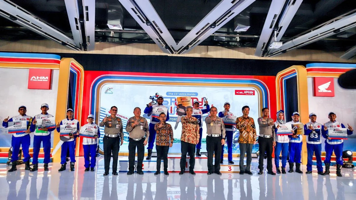 Kasubditwal dan PJR Ditgakkum Korlantas Polri berfoto bersama selepas memberikan hadiah bagi para pemenang The 15th Astra Honda Safety Riding Instructor Competition di Deltamas (4/7)