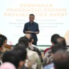 Pj Gubernur Jabar Bey Machmudin memberikan Arahan pada Pertemuan dengan Aparatur Pemerintah Daerah Kabupaten Kuningan dalam rangka Optimalisasi Pencapaian Indikator Makro Pembangunan Jawa Barat di Kantor Bupati Kuningan, Kamis (18/7/2024).
