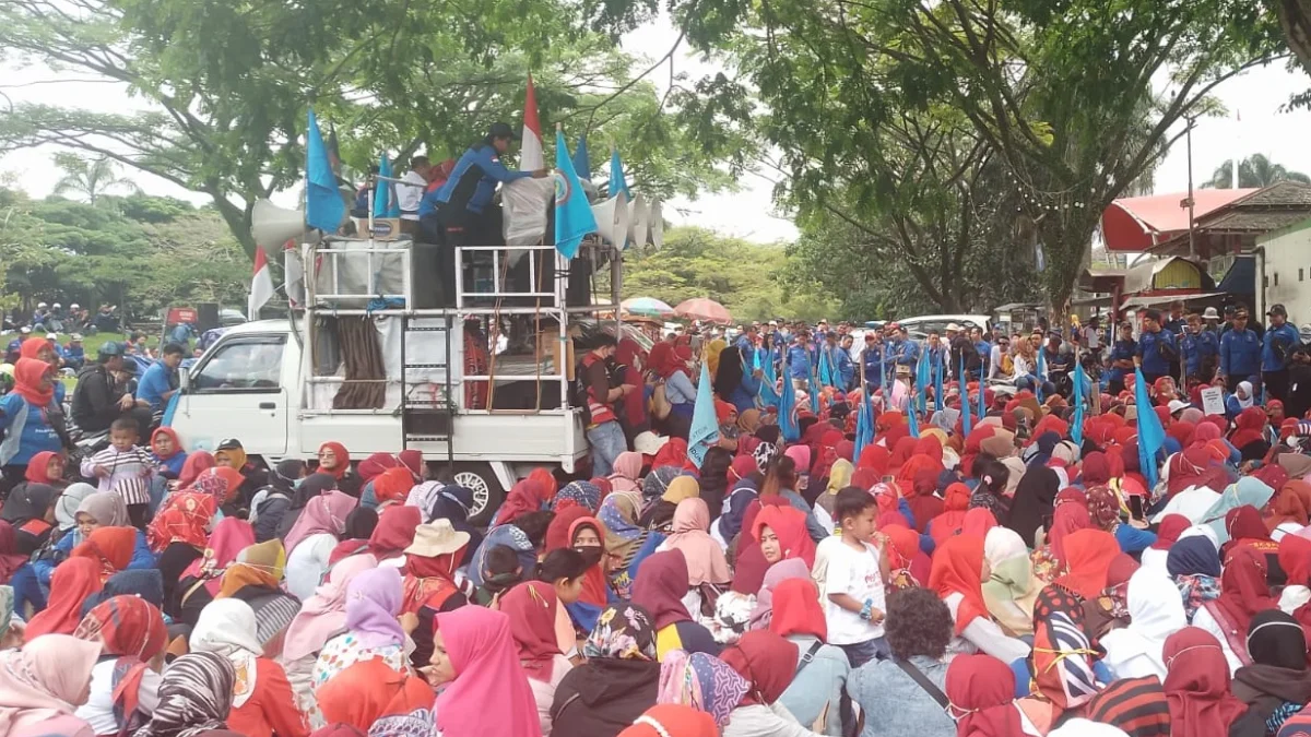 Gelombang PHK massal diprediksi akan terus melanda sektor Industri di Indonesia. Salah satunya pabrik tekstil yang ada di Kota Bandung.