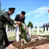 Pj Gubernur Jawa Barat Bey Machmudin menjadi inspektur upacara pemakaman almarhum Mayjen TNI Purnawirawan HR Nuriana di Taman Makam Pahlawan Cikutra, Kota Bandung, Kamis (11/7/2024).(Foto: Rizalfs/Biro Adpim Jabar)