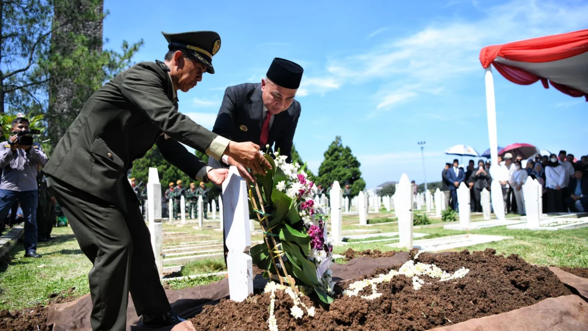 Pj Gubernur Jawa Barat Bey Machmudin menjadi inspektur upacara pemakaman almarhum Mayjen TNI Purnawirawan HR Nuriana di Taman Makam Pahlawan Cikutra, Kota Bandung, Kamis (11/7/2024).(Foto: Rizalfs/Biro Adpim Jabar)