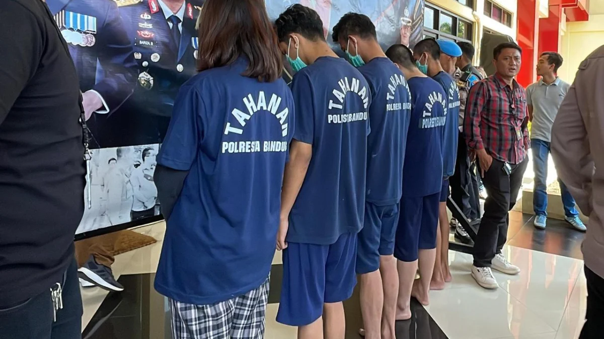 Kelima pelaku, yakni ADM (21), AM alias Umam (40), AN (28), FA alias Kodol (23), dan SG (19) saat gelar Perkara Kasus Judi Online di Mapolresta Bandung, Soreang, Kamis (11/7). Foto Agi Jabar Ekspres