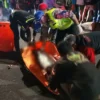 Sejumlah petugas saat mengevakuasi jasad korban. (Yudha Prananda / Istimewa)