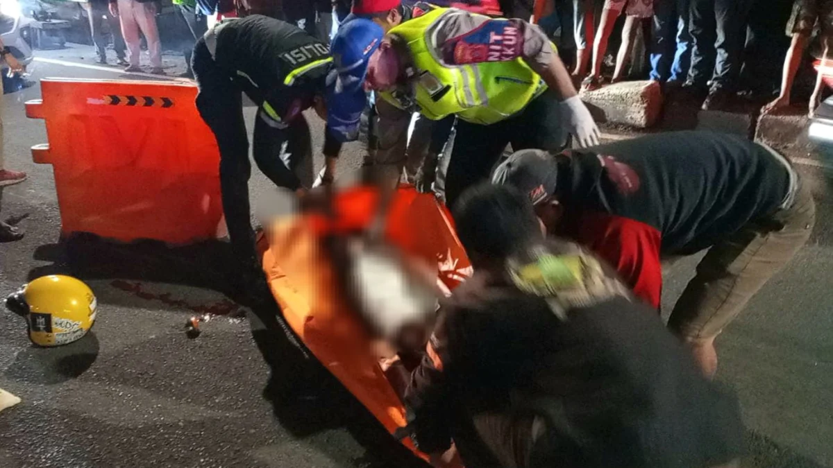 Adu Banteng Dua Pengendara Motor Kawasaki KLX di Bogor, 1 Orang Tewas Sejumlah petugas saat mengevakuasi jasad korban. (Yudha Prananda / Istimewa)