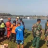 Petugas dibantu masyrakat saat melakukan pencarian terhadap remaja yang hilang tenggelam di Waduk Saguling. Foto istimewa