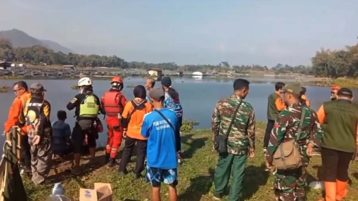 Petugas dibantu masyrakat saat melakukan pencarian terhadap remaja yang hilang tenggelam di Waduk Saguling. Foto istimewa