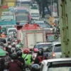 Kepadatan arus lalu lintas di Jalan Raya Cinunuk, Kabupaten Bandung menuju Bundaran Cibiru, Kota Bandung. (Pandu Muslim/Jabar Ekspres)