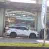 Potret sebuah mobil sengaja tutup akses gerbang sekolah/Dok : Polsek Cibinong