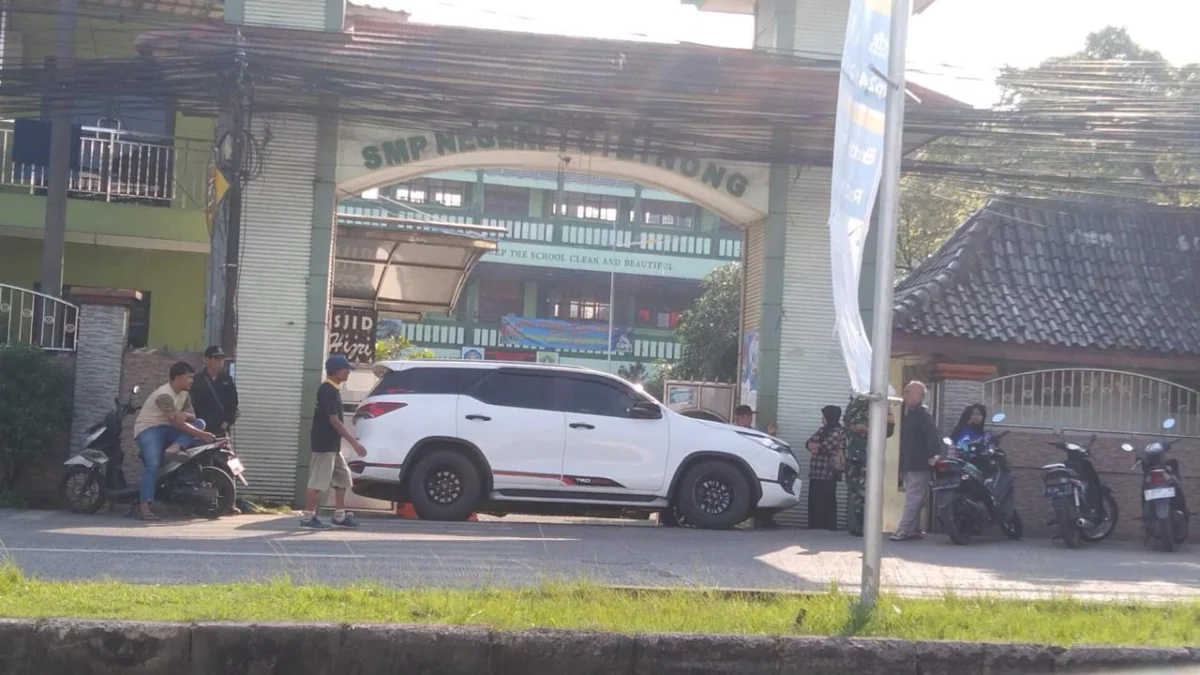 Potret sebuah mobil sengaja tutup akses gerbang sekolah/Dok : Polsek Cibinong