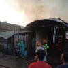 Petugas Disdamkar Kabupaten Bandung saat memadamkan api di sebuah rumah di Katapang, Kabupaten Bandung. Foto Agi