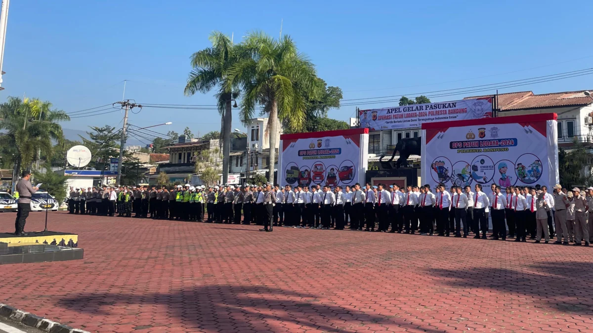 Polresta Bandung Gelar Operasi Patuh Lodaya 2024, Fokus pada Edukasi dan Penegakan Hukum Polresta Bandung saat menggelar apel pasukan operasi patuh lodaya di Mako Soreang, Kabupaten Bandung, Senin (15/7). Foto Agi Jabar Ekspres
