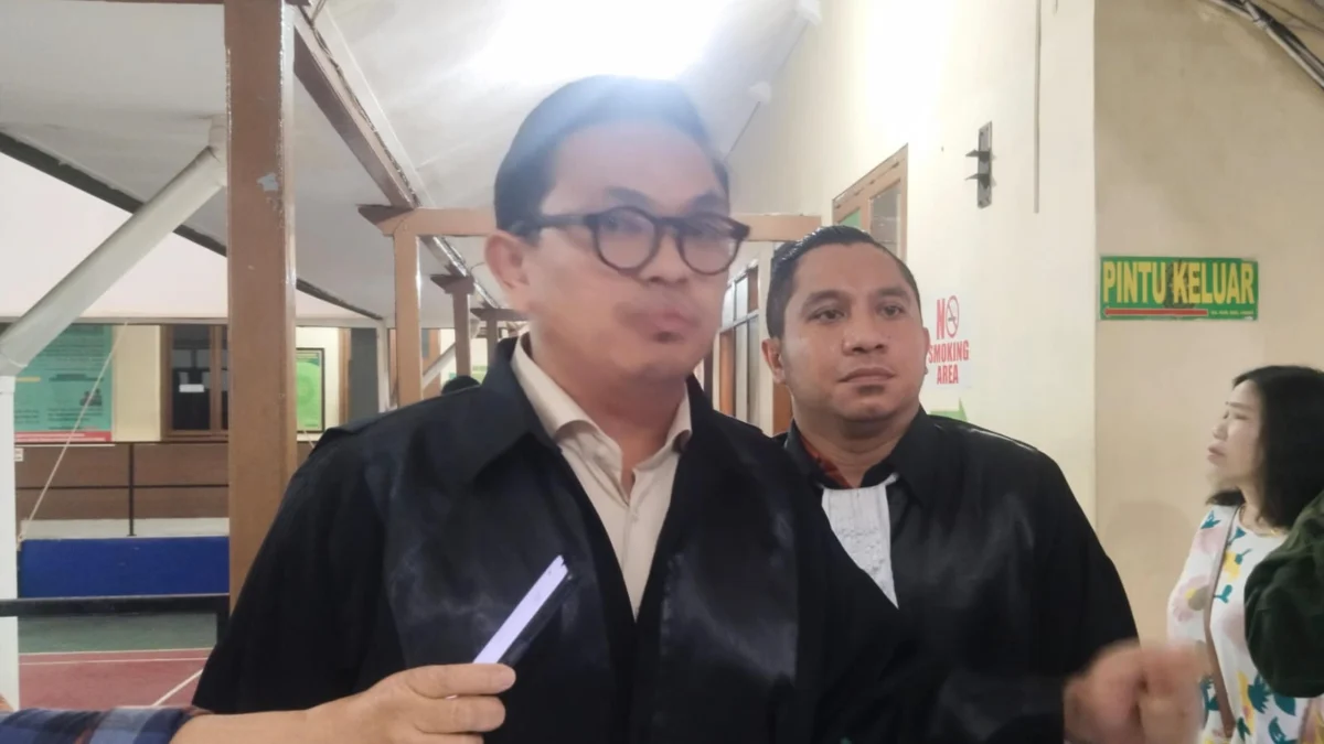 Pengacara Terdakwa Kasus Penipuan Kembali Keluar Ruang Sidang, Tegaskan Minta Jaksa dan Hakim Hadirkan Saksi Korban ke Ruang Sidang Pengacara Terdakwa Kasus Penipuan Kembali Keluar Ruang Sidang, Tegaskan Minta Jaksa dan Hakim Hadirkan Saksi Korban ke Ruang Sidang