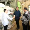 Pj Gubernur Jabar Bey Machmudin meresmikan Instalasi Energi Terpadu Pembangkit Listrik Tenaga Surya (PLTS) Biogas Cigugur di Koperasi Serba Usaha Karya Nugraha Jaya (KSU KNJ), Kabupaten Kuningan, Kamis (18/7/2024).(Foto: Biro Adpim Jabar)  