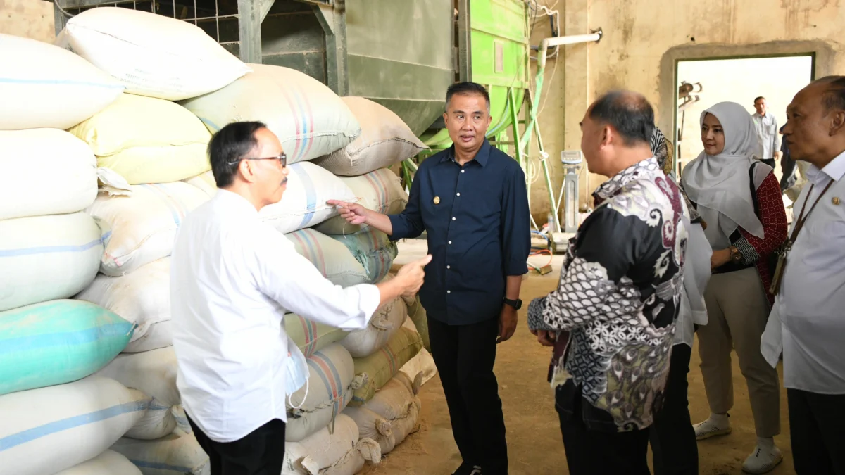 Pj Gubernur Jabar Bey Machmudin meresmikan Instalasi Energi Terpadu Pembangkit Listrik Tenaga Surya (PLTS) Biogas Cigugur di Koperasi Serba Usaha Karya Nugraha Jaya (KSU KNJ), Kabupaten Kuningan, Kamis (18/7/2024).(Foto: Biro Adpim Jabar)  