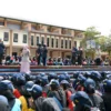 Pj Gubernur Jabar Bey Machmudin meninjau pelaksanaan Masa Pengenalan Lingkungan Sekolah (MPLS) di SMK Negeri 3, Kabupaten Kuningan, Kamis (18/7/2024).(Biro Adpim Jabar)